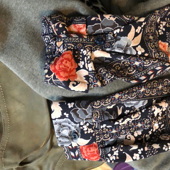 Multicolor flowing long sleeve top - Picture 5 of 5